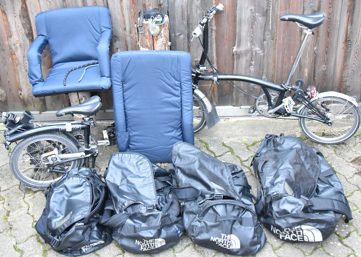 Gepaeck zum Boot fahren